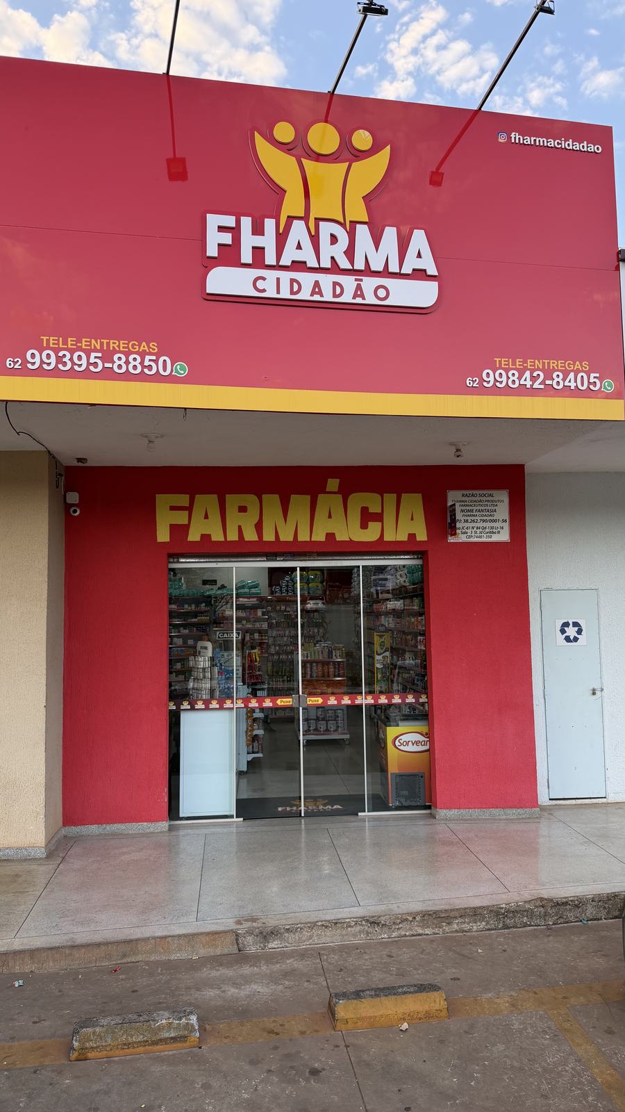 Fachada da Fharma Cidadão à noite