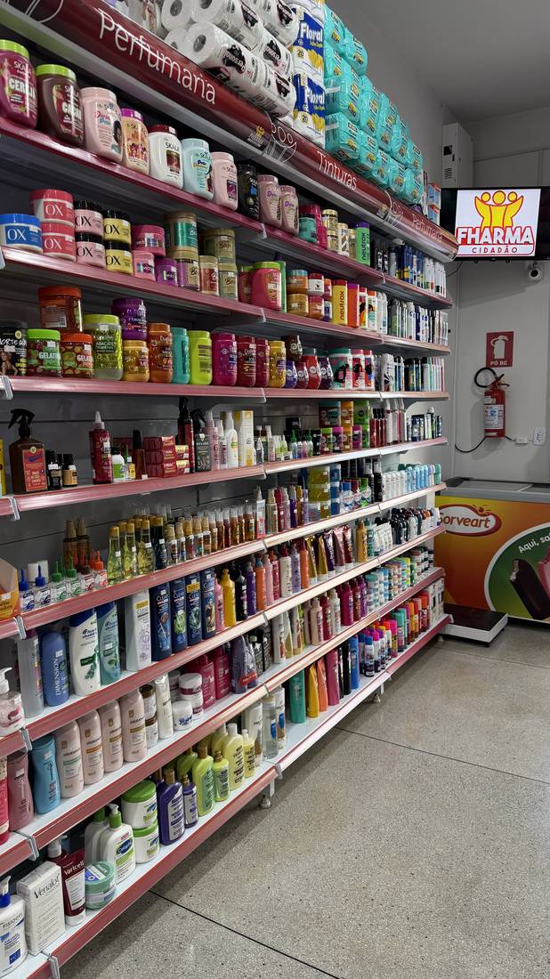 Corredor interno da farmácia