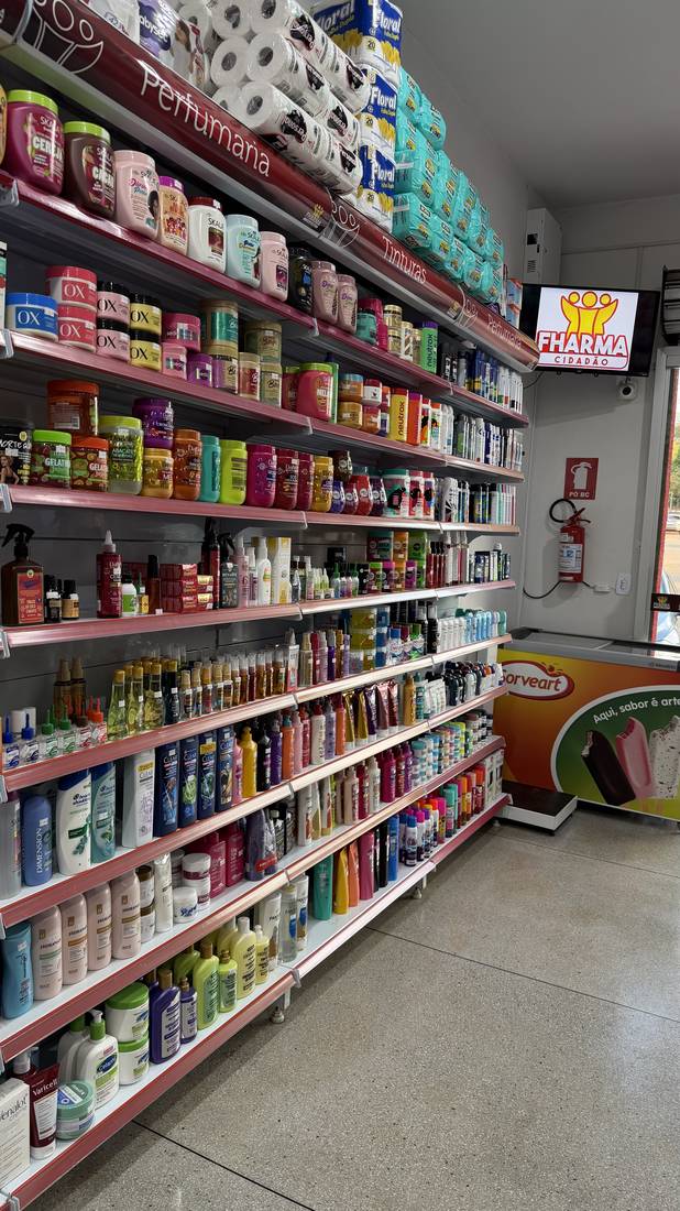 Prateleira de produtos da Fharma Cidadão