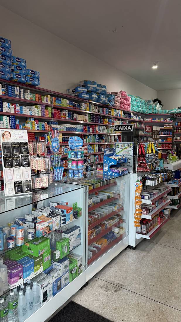 Balcão e vitrine de medicamentos